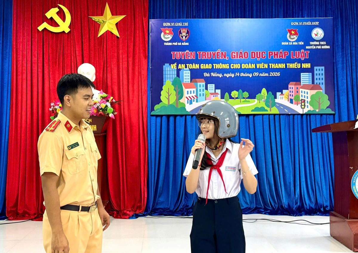 Lực lượng chức năng TP Đà Nẵng tuyên truyền về an toàn giao thông cho đoàn viên thiếu niên. Ảnh: ĐVCC.