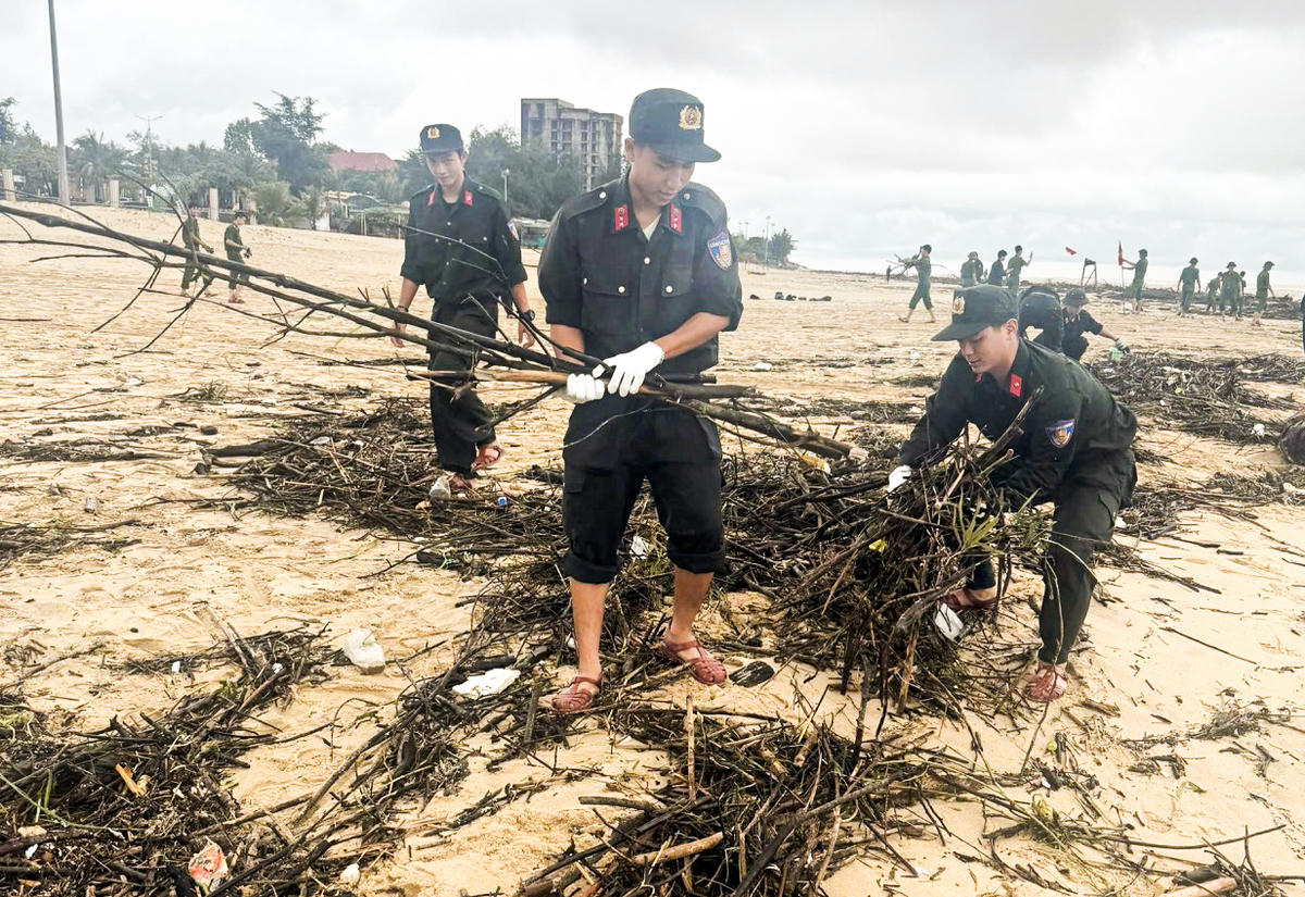 Nhiều rác thải, cành cây, củi mục trôi dạt vào bờ được các đoàn viên, thanh niên Phòng Cảnh sát cơ động thu gom sạch sẽ. Ảnh: CAQT