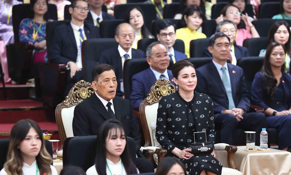 Nhà vua Thái Lan Maha Maha Vajiralongkorn Phra Vajiraklaochaoyuhua cùng Hoàng hậu Suthida Bajrasudhabimalalakshana dự buổi gặp gỡ với lãnh đạo, giảng viên, cán bộ và sinh viên Trung tâm Ngôn ngữ và Văn hóa Thái Lan, Trường Đại học Hà Nội. Ảnh: TTXVN