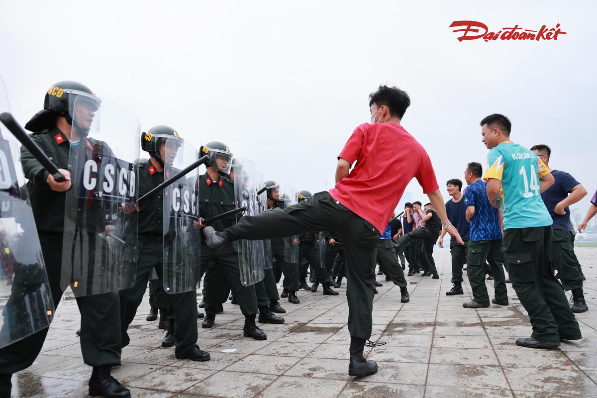 Đối với kỹ thuật, chiến thuật chiến đấu cơ bản, 100% cán bộ tham gia huấn luyện nắm chắc và thực hành các kỹ thuật vận động cơ bản, đội hình chiến thuật trong chiến đấu và các đội hình cơ bản ứng dụng trong xử lý tình huống tập trung đông người, gây rối, biểu tình, bạo loạn. Ảnh: Quang Vinh.