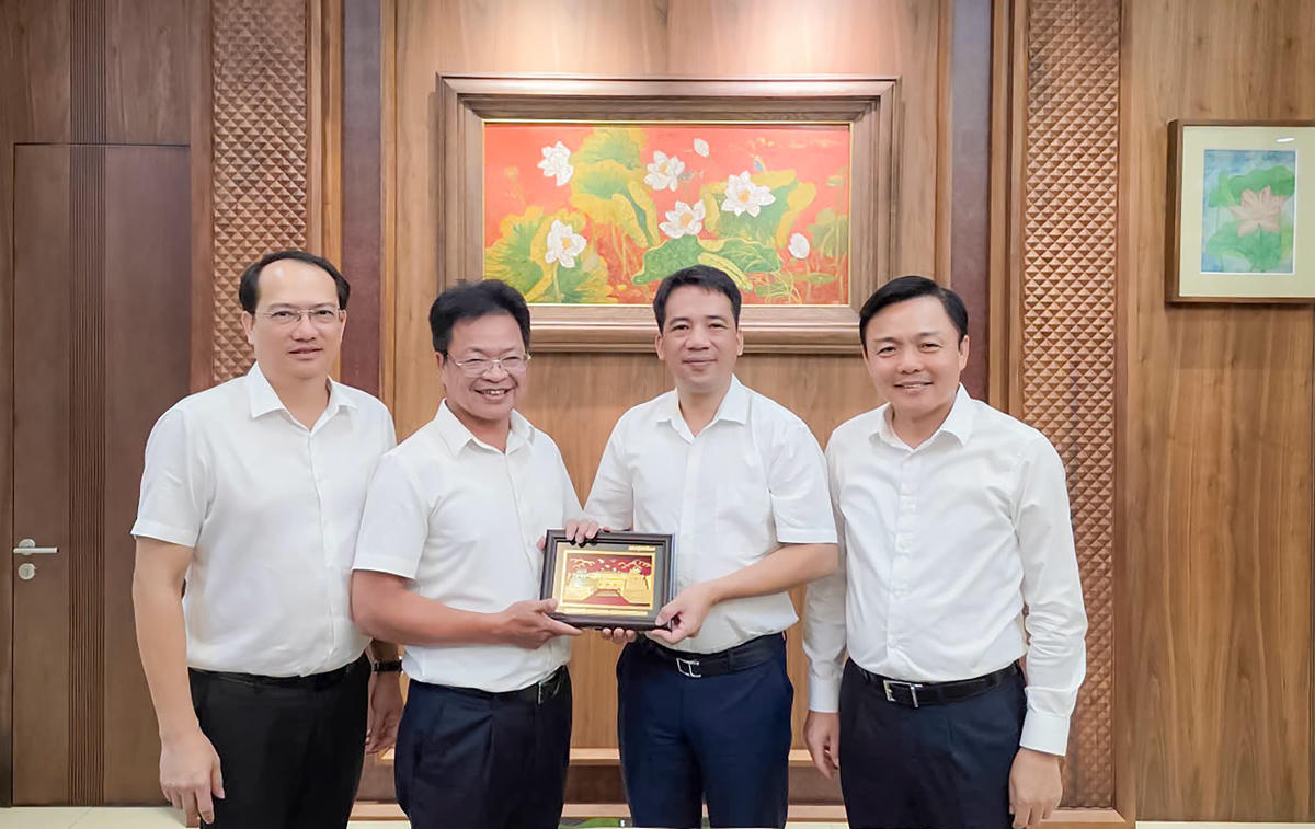 Lãnh đạo thành phố Huế và Tập đoàn Đường sắt Quốc gia Việt Nam trao đổi, nghiên cứu đưa tàu hỏa hơi nước tuyến Huế - Đà Nẵng vào phục vụ du lịch. Ảnh: Đ.H.