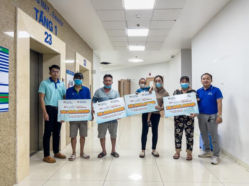 Đại diện Long Châu trao quà hỗ trợ cho gia đình có trẻ mắc bệnh hiểm nghèo trong khuôn khổ chương trình “Long Châu sẻ chia - Đồng hành cùng chiến binh nhí” năm 2024.