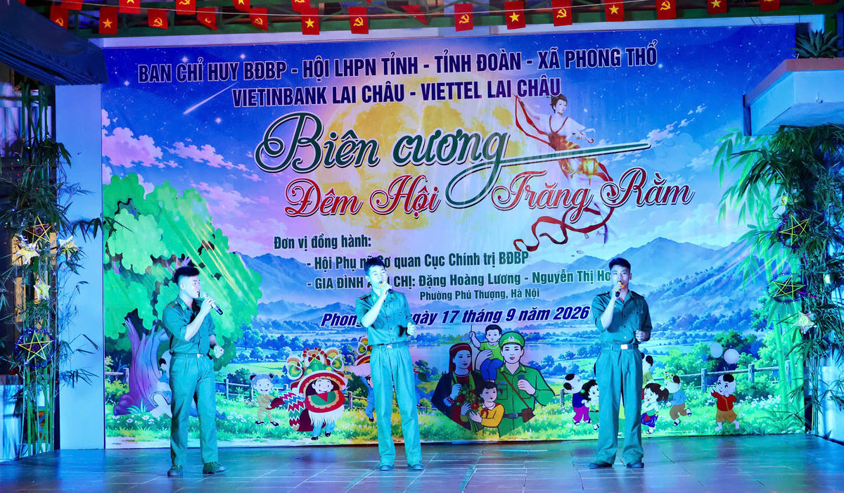 Chương trình “Biên cương – Đêm hội trăng rằm” năm 2026 mở đầu bằng không khí rộn ràng qua các tiết mục văn nghệ chào mừng đặc sắc do chính các em học sinh và cán bộ, chiến sĩ biên phòng biểu diễn. 