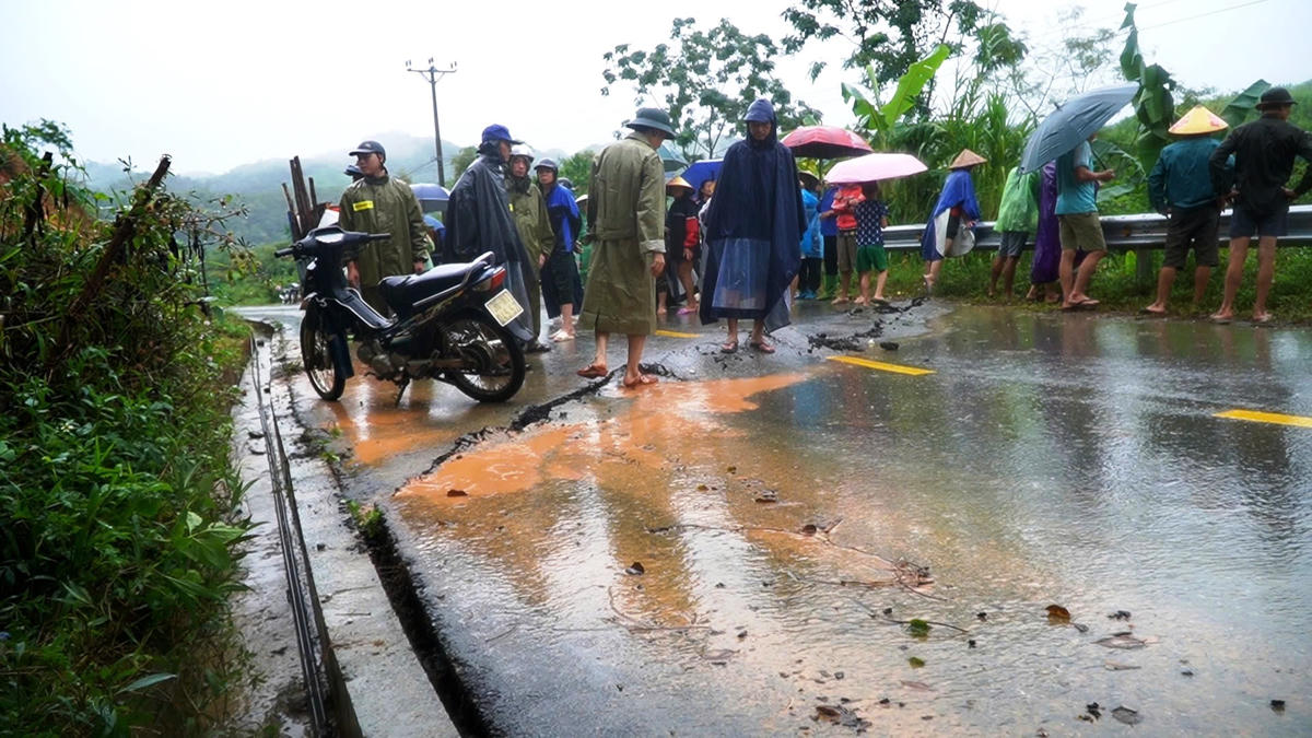 Vết nứt kéo dài xuống mặt đường, đe dọa kéo tuột cả quả đồ và đoạn đường xuống taluy âm.
