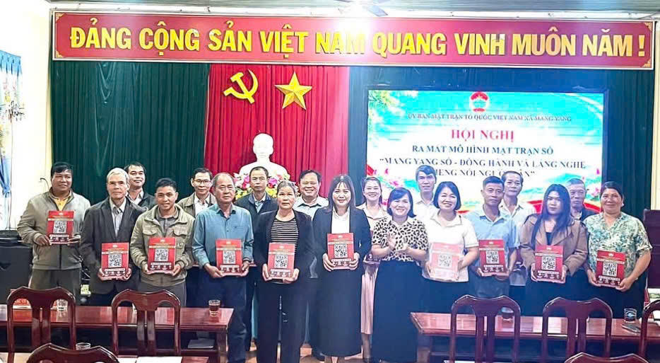 Xã Mang Yang ra mắt mô hình “Mang Yang số- Đồng hành và Lắng nghe tiếng nói người dân”. Ảnh: ĐS.