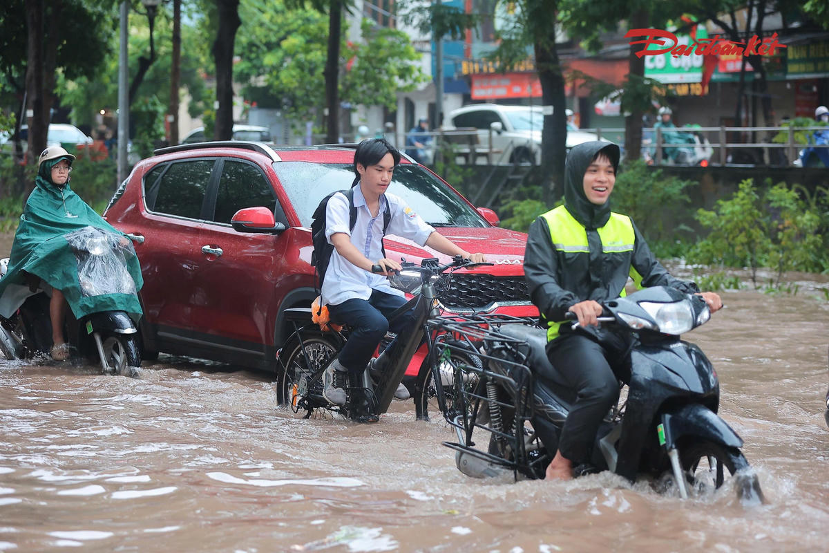Hà Nội ngập sâu sau mưa lớn
