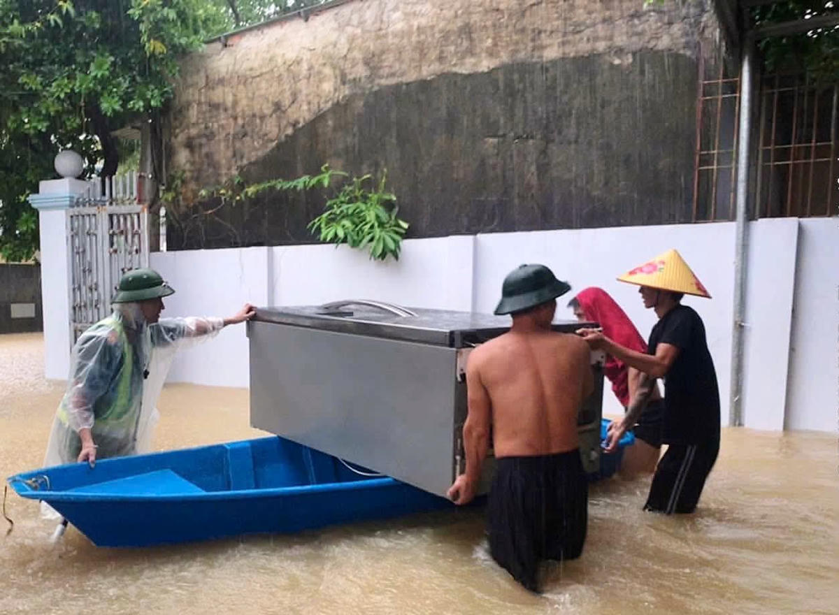 Người dân tiếp tục phải di dời đồ đạc, vật dụng lên chỗ cao hơn để tránh lũ khi mực nước trên sông Mã tiếp tục dâng.