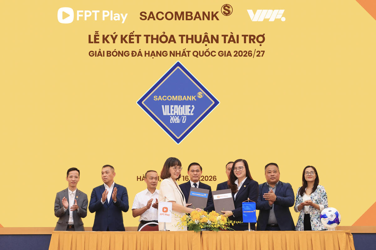 Đại diện SACOMBANK - Bà Nguyễn Thị Kiều Anh (Phó Tổng Giám đốc) và Đại diện FPT Play - Bà Tô Nam Phương (Phó Tổng Giám đốc) thực hiện nghi thức ký kết tài trợ Giải bóng đá Hạng nhất Quốc gia 2026/27.