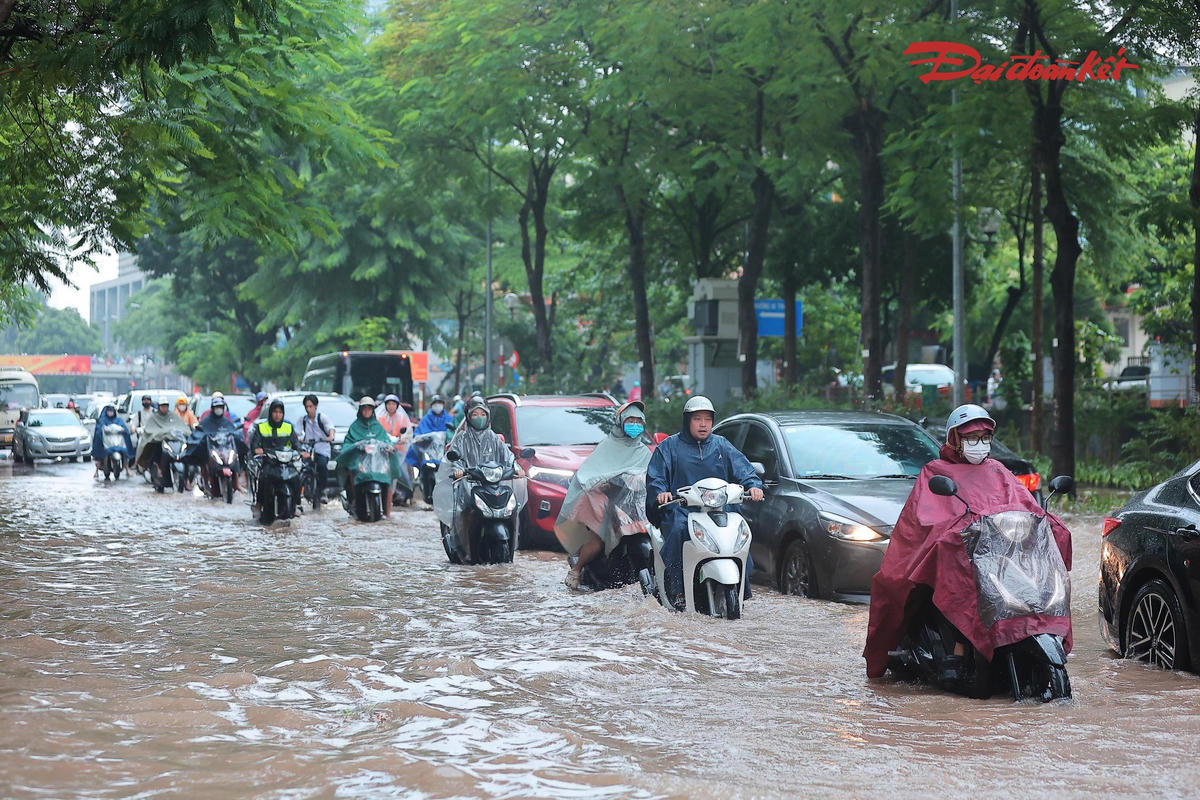 Hà Nội ngập sâu sau mưa lớn