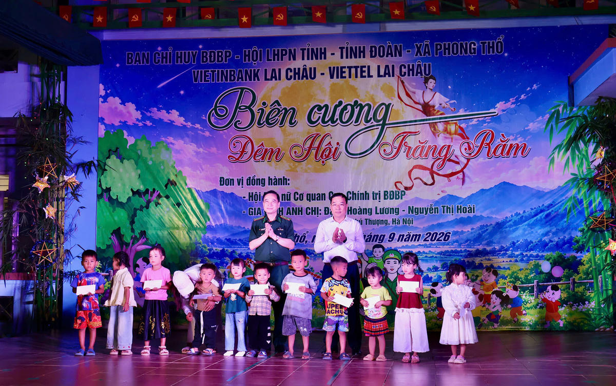 Nhân dịp này, Ban Tổ chức Chương trình, các đơn vị đồng hành đã tặng quà cho các em học sinh trong Chương trình “Nâng bước em tới trường – Con nuôi đồn Biên phòng” và Dự án “Cán bộ, chiến sĩ Quân đội nâng bước em trường”. 