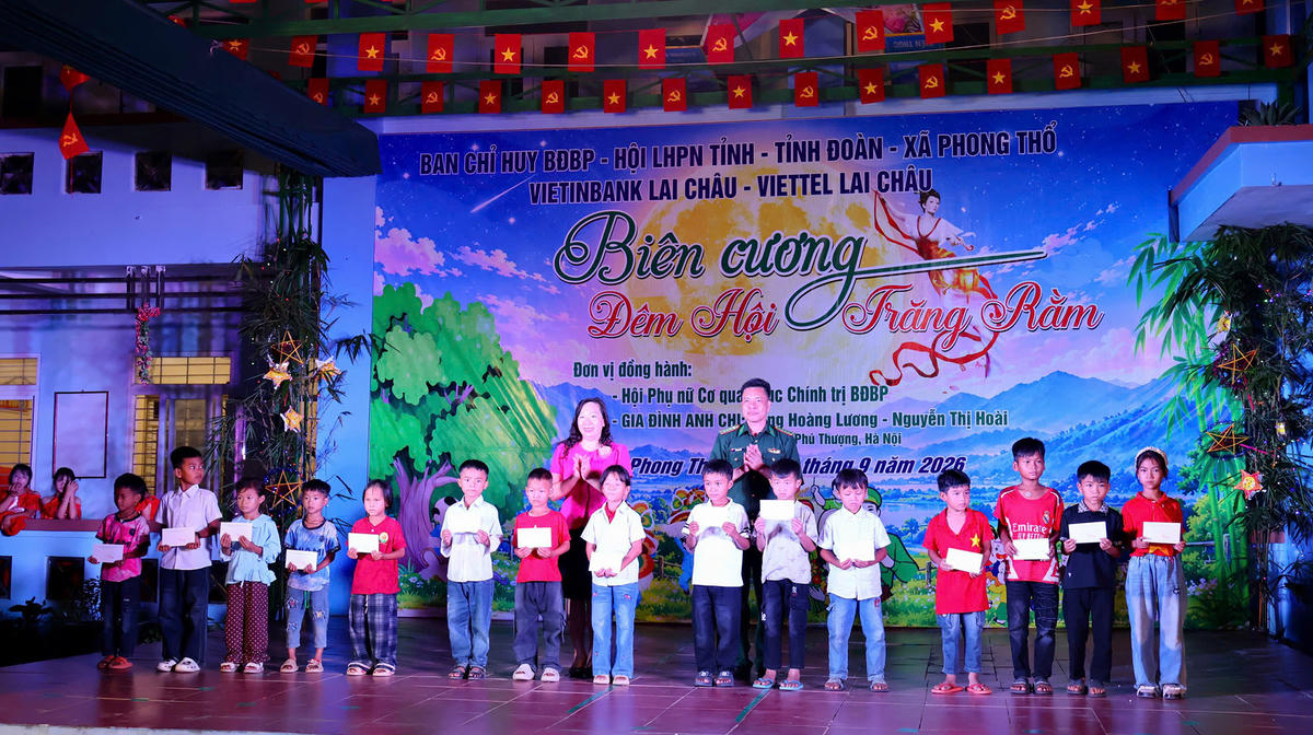 Chương trình "Biên cương - Đêm hội trăng rằm" năm 2026 khép lại trong nụ cười rạng rỡ và những ánh mắt lấp lánh niềm tin của con em các dân tộc xã Phong Thổ. Hoạt động không chỉ thắp sáng ước mơ học đường cho trẻ em nghèo biên giới mà còn thắt chặt thêm tình đoàn kết gắn bó máu thịt quân - dân, góp phần giữ vững bình yên nơi phên dậu Tổ quốc.