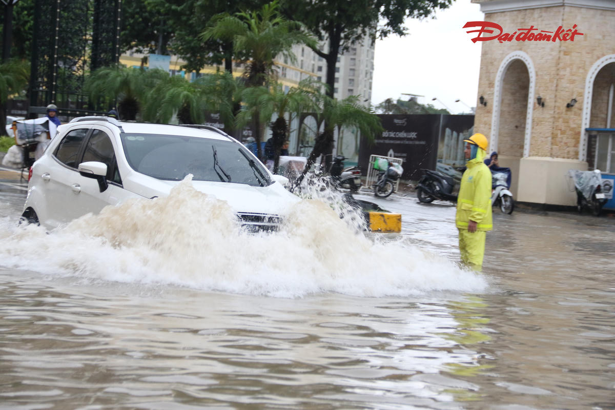 Không chỉ xe máy, nhiều ô tô cũng chật vật vượt qua đoạn đường ngập sâu tại khu đô thị Nam An Khánh.