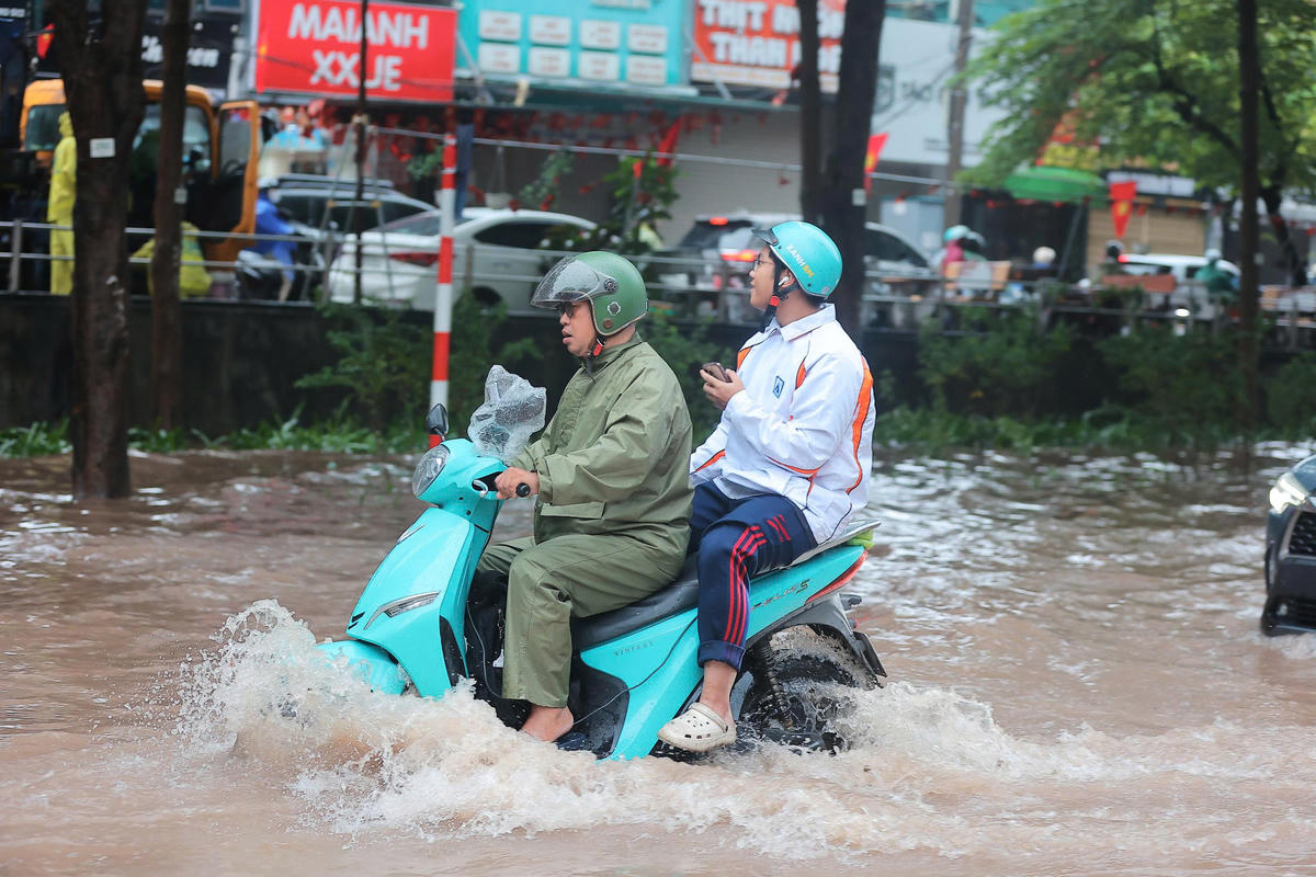 Mưa kéo dài kiến nhiều tuyến đường tại Hà Nội sáng 17/9 ngập úng. Ảnh: Lê Khánh