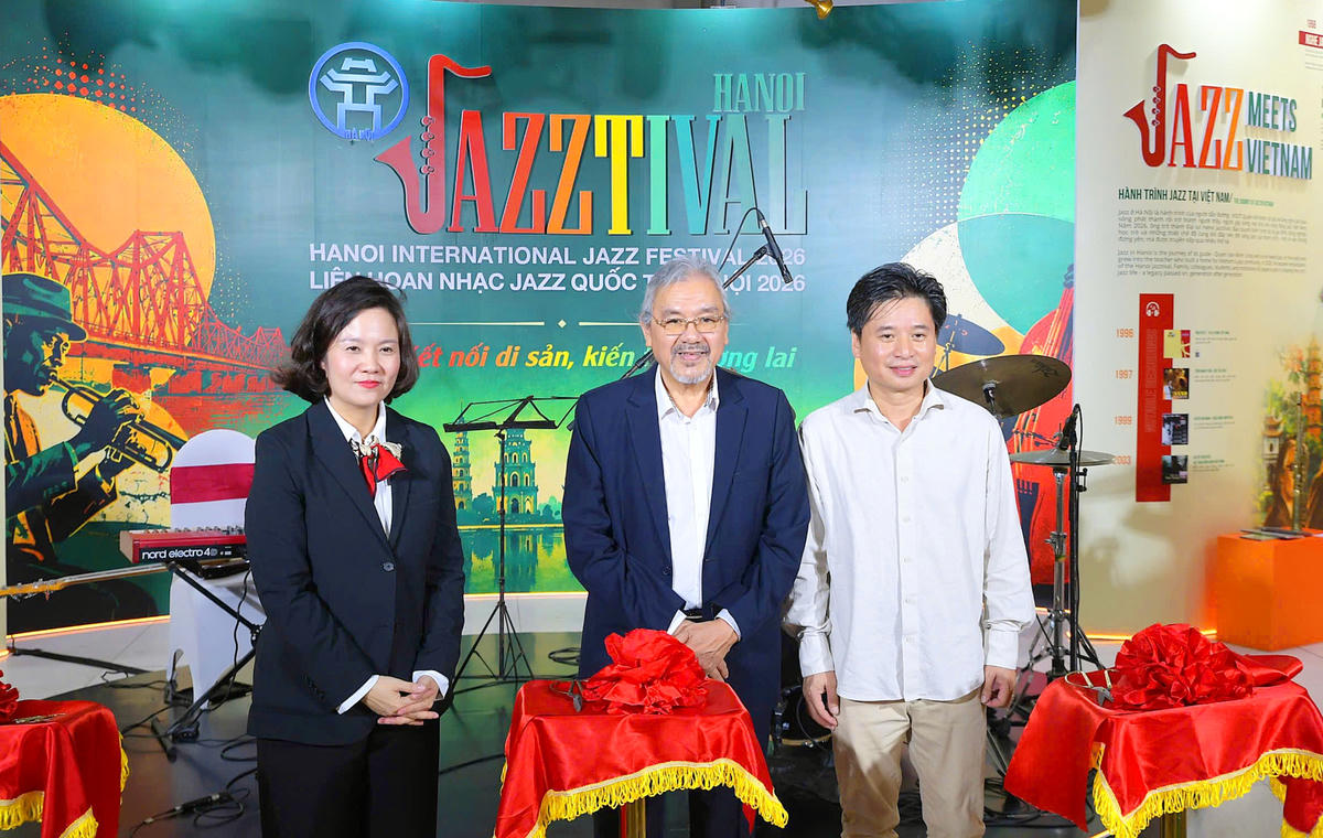 Các đại biểu thực hiện nghi thức khai mạc triển lãm Jazz & Phố – Giao thoa không biên giới.