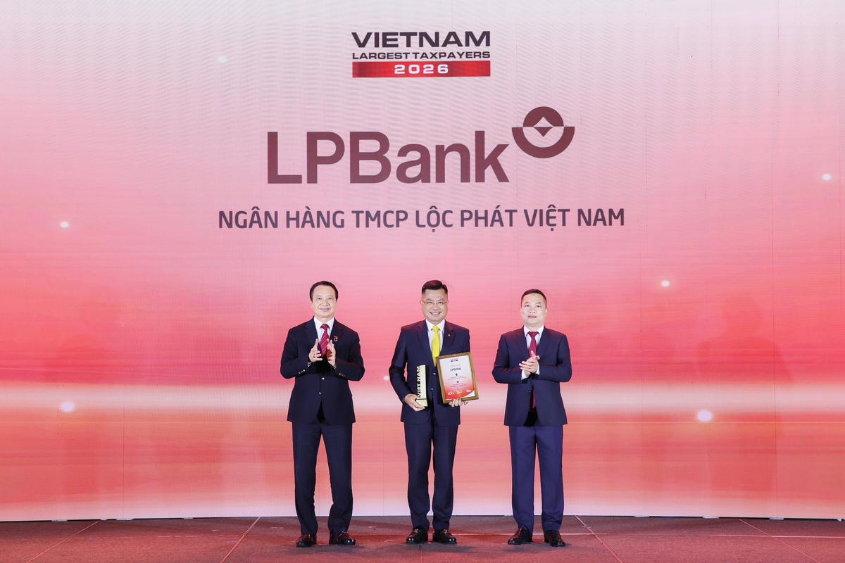 Ông Bùi Thái Hà – Phó Chủ tịch HĐQT LPBank nhận cúp và kỷ niệm chương từ Ban tổ chức