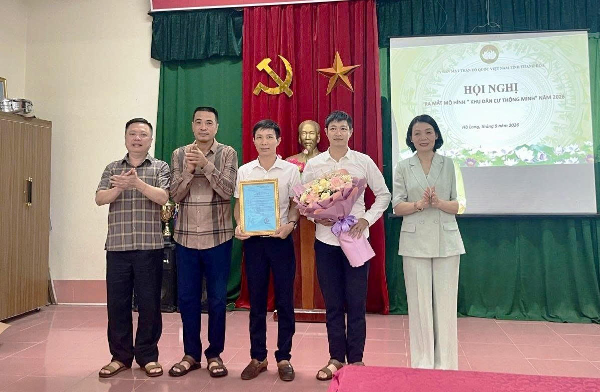 Bà Đỗ Thị Toán dự, trao Quyết định tại lễ ra mắt và tập huấn mô hình khu dân cư thông minh tại thôn Gia Miêu, xã Hà Long.