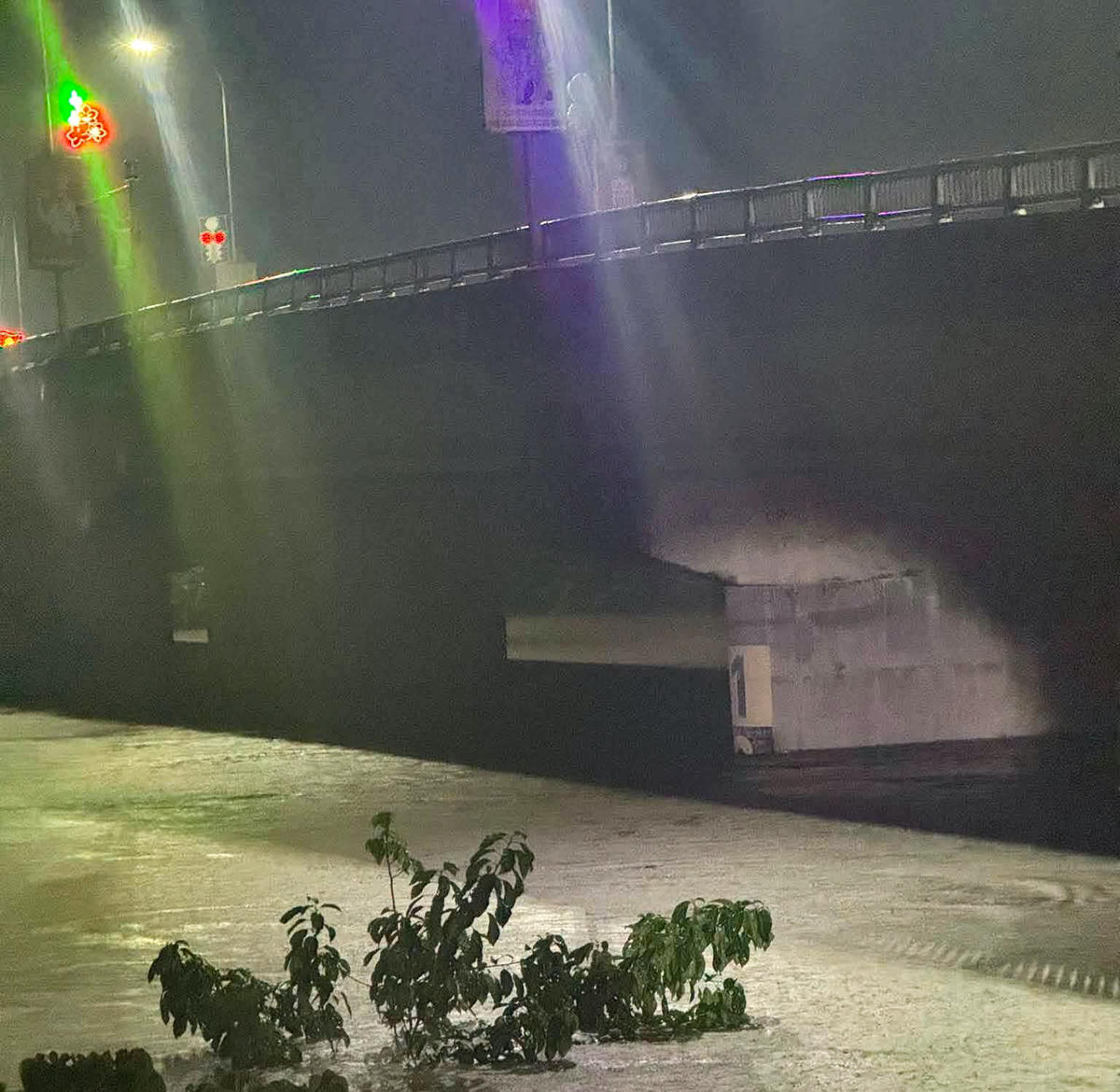 Mực nước trên sông Bưởi, đoạn qua cầu Kim Tân vượt báo động III 0,83m sáng nay. Ảnh người dân chụp lúc 3h sáng ngày 17/9.