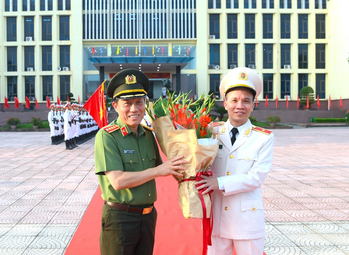 Bộ trưởng Lương Tam Quang đến dự Lễ công bố Quyết định thành lập Công an thành phố Bắc Ninh.