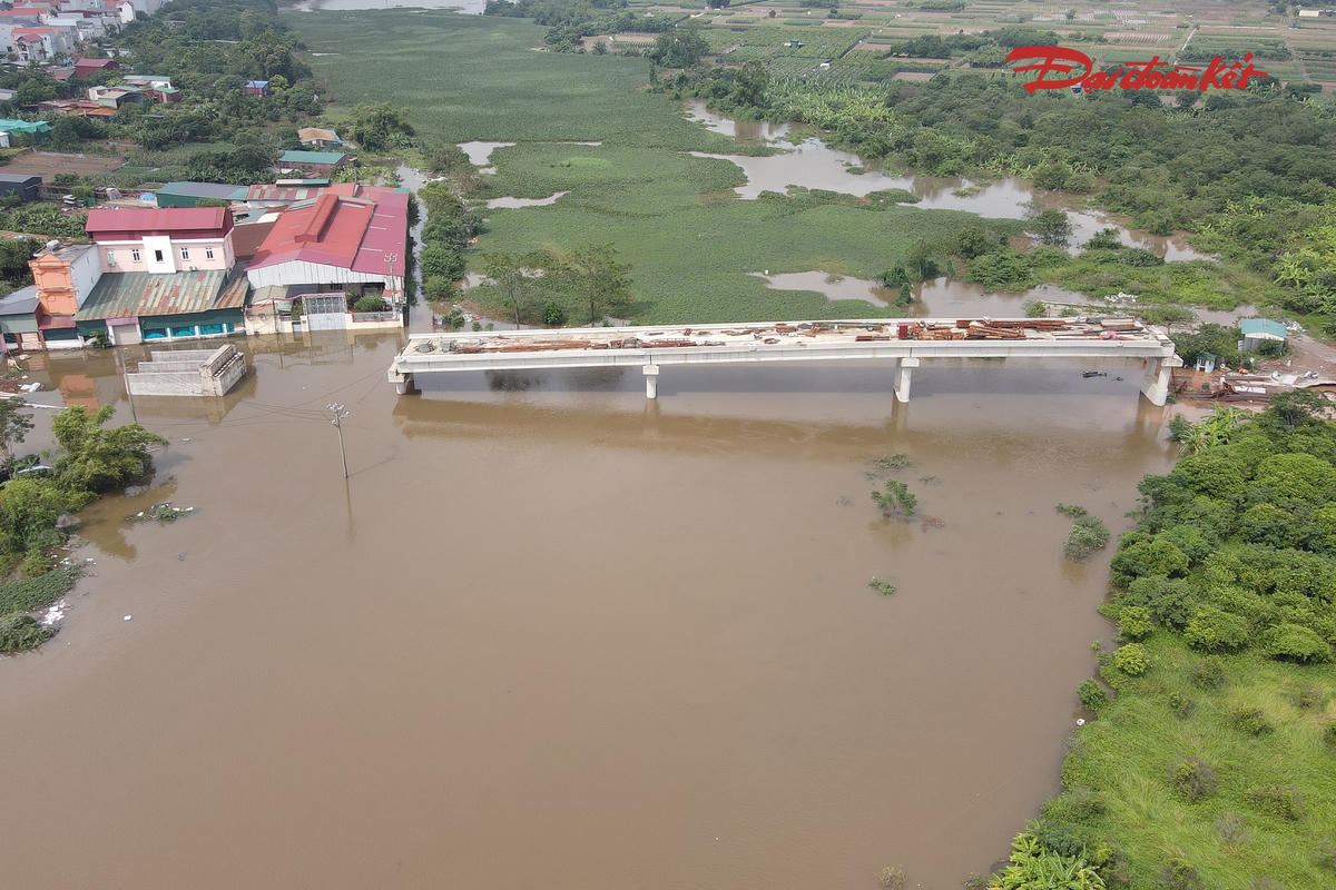 Không chỉ cầu Đại Thành, cầu 72 và cầu Tân Phú đều là những cầu tạm phục vụ nhu cầu đi lại của người dân cũng bị nước sông Đáy dâng cao tràn qua. Tại các khu vực này, nước lũ phủ lên mặt cầu, khiến việc lưu thông bị dừng hoàn toàn. Người dân không thể sử dụng cầu để di chuyển giữa hai bên bờ như thường ngày.