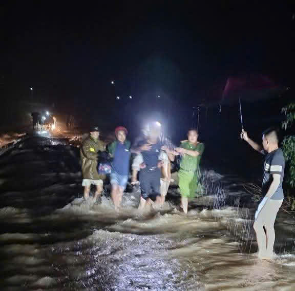 Công an xã Mường Động kịp thời đưa người dân đi cấp cứu trong mưa lũ. Ảnh: Công an tỉnh Phú Thọ.