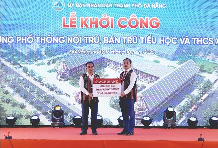 Đồng chí Tô Huy Vũ (phải), Bí thư Đảng ủy, Chủ tịch HĐTV Agribank trao tặng 20 tỷ đồng tài trợ “Chương trình xây dựng trường học tại Đà Nẵng”
