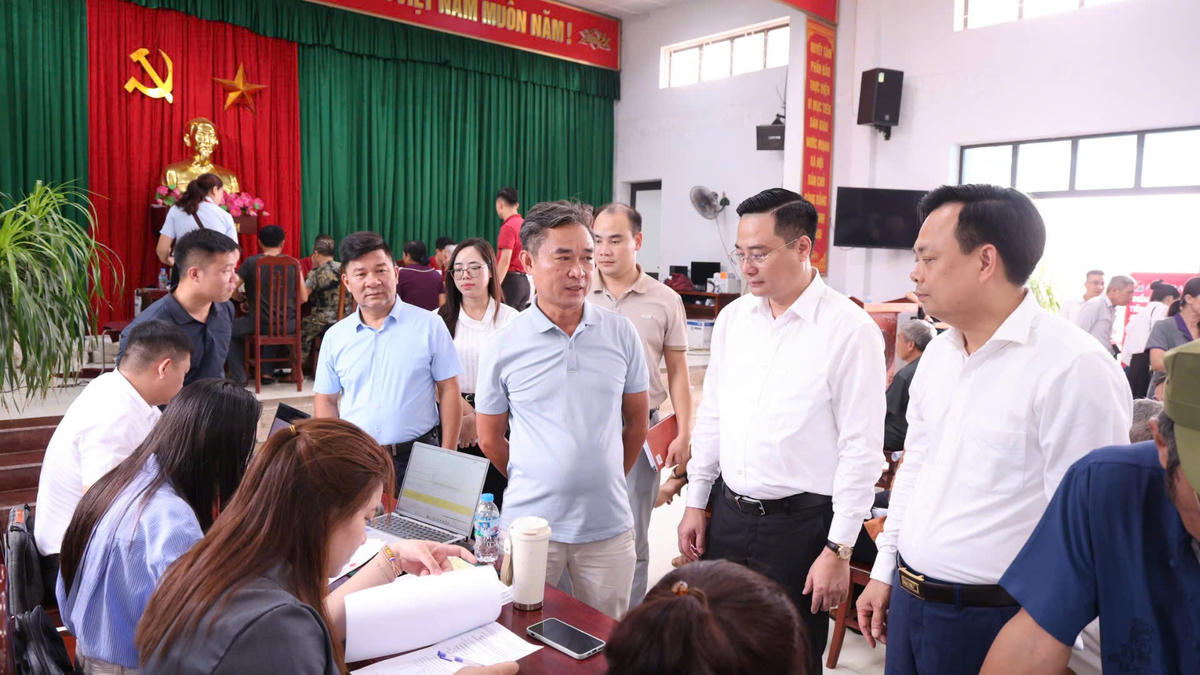 Ông Bùi Văn Sáng, Bí thư Đảng ủy, Chủ tịch HĐND xã; ông Bùi Đình Thái, Phó Bí thư Đảng ủy, Chủ tịch UBND xã trực tiếp chỉ đạo, kiểm tra công tác chi trả. Ảnh: TH