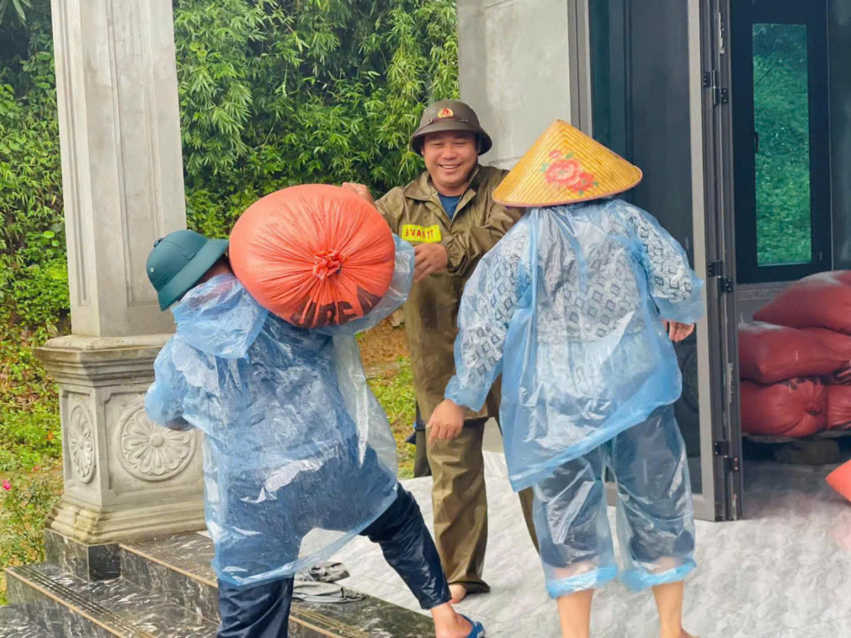 Việc hỗ trợ của công an trong mưa lũ để lại hình ảnh đẹp trong mắt người dân. Ảnh: Công an tỉnh Phú Thọ.