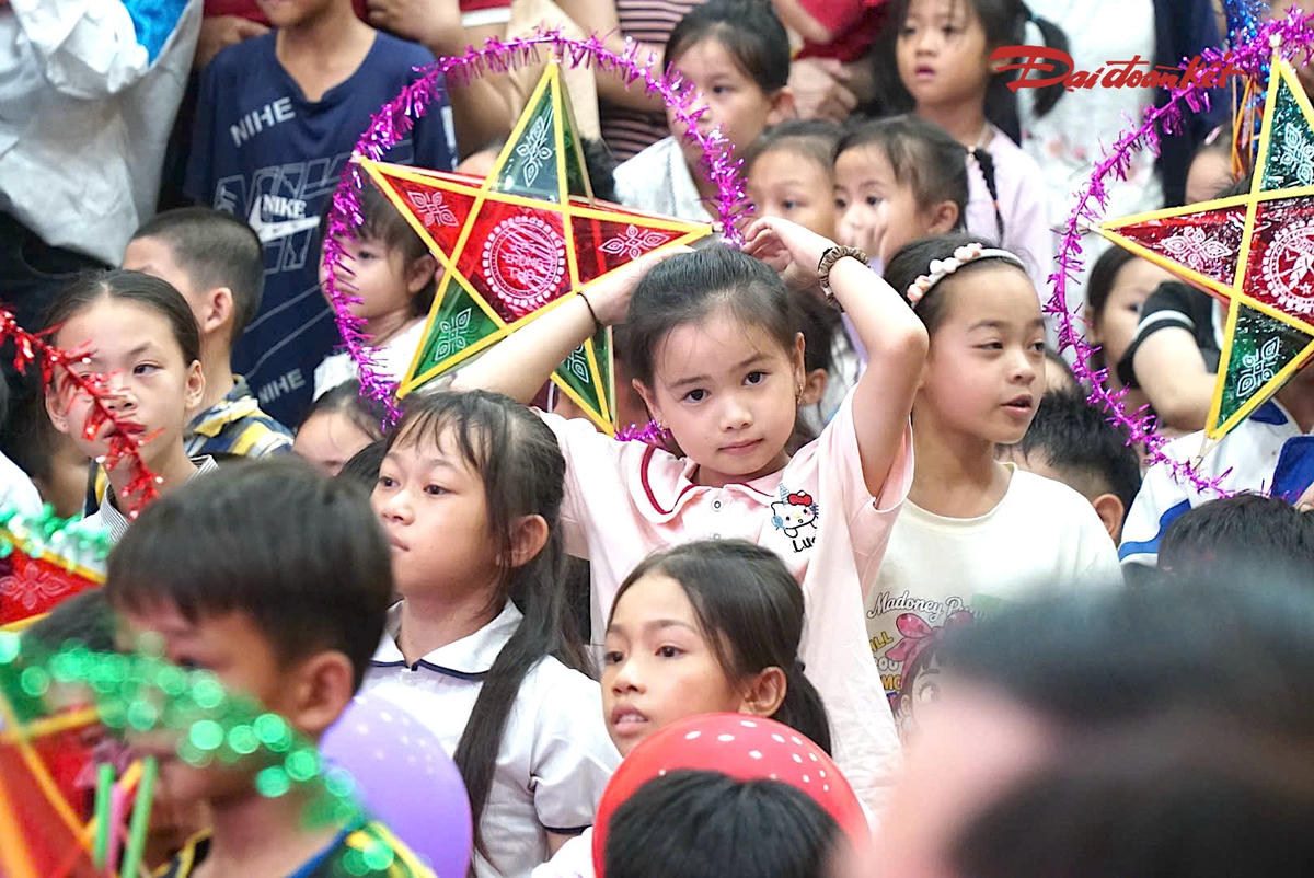 Trẻ em xã biên giới Môn Sơn (Nghệ An) vui đón Trung thu do những người làm báo xứ Nghệ tổ chức. Ảnh: ĐB