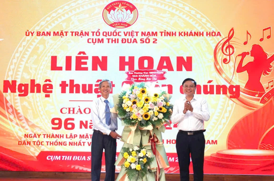Ông Nguyễn Trung Dũng, Phó Chủ tịch Ủy ban MTTQ Việt Nam tỉnh Khánh Hòa, tặng hoa cho Cụm trưởng Cụm thi đua số 2.