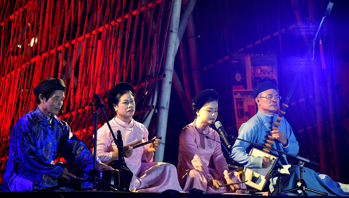 Các nghệ nhân, nghệ sĩ mang những giá trị nghệ thuật truyền thống đến gần hơn với khán giả. 