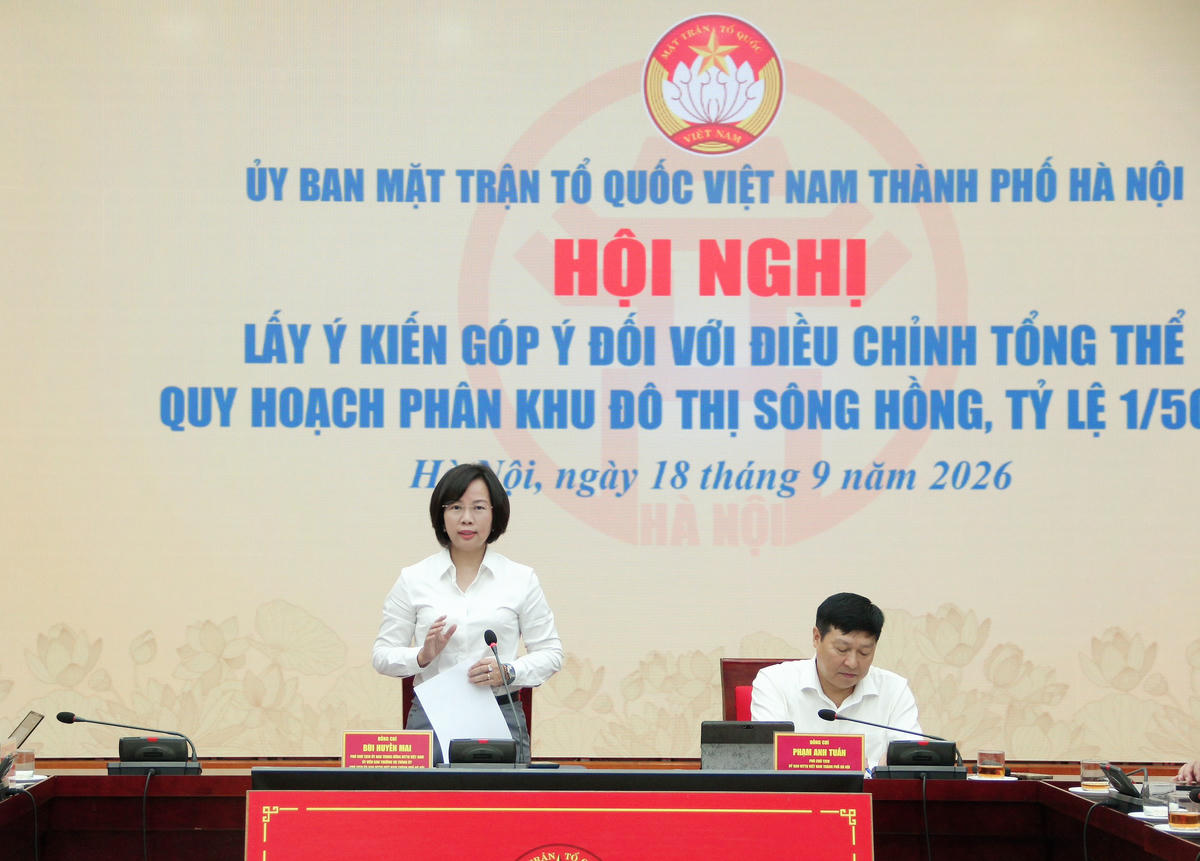Bà Bùi Huyền Mai, Chủ tịch Ủy ban MTTQ Việt Nam thành phố Hà Nội phát biểu tại hội nghị góp ý. Ảnh: PV