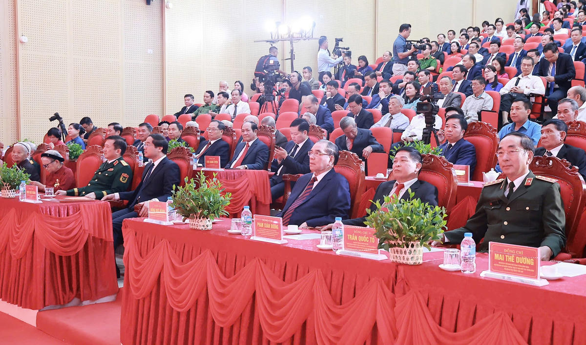 Nguyên Tổng Bí thư Nông Đức Mạnh dự chương trình Lễ kỷ niệm.
