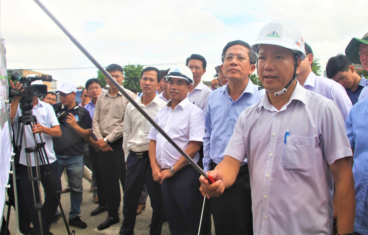 Ông Trần Nam Hưng (đeo kính), Phó Chủ tịch UBND TP Đà Nẵng nghe báo cáo Dự án hoàn thiện đường ven biển 129, thành phần 2. Ảnh: Chí Đại.