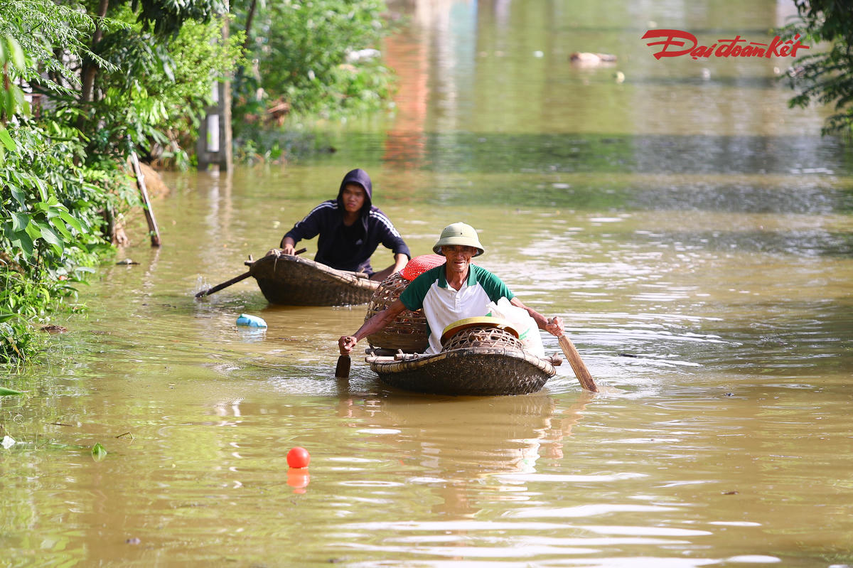 Nước lũ sông Bùi dâng cao, nhiều người dân xã Xuân Mai 'chạy' lũ