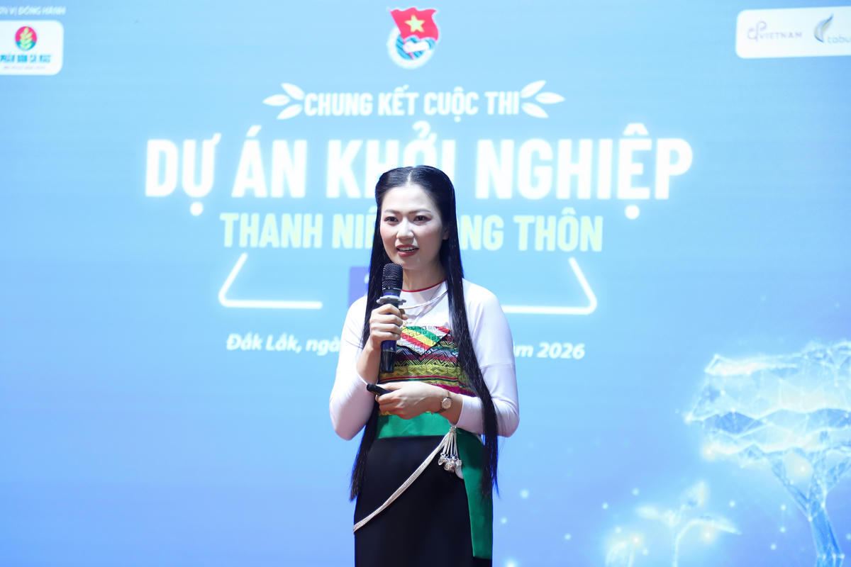 Thí sinh tham gia cuộc thi thuyết trình và trình chiếu video clip về dự án của mình. Ảnh: PV