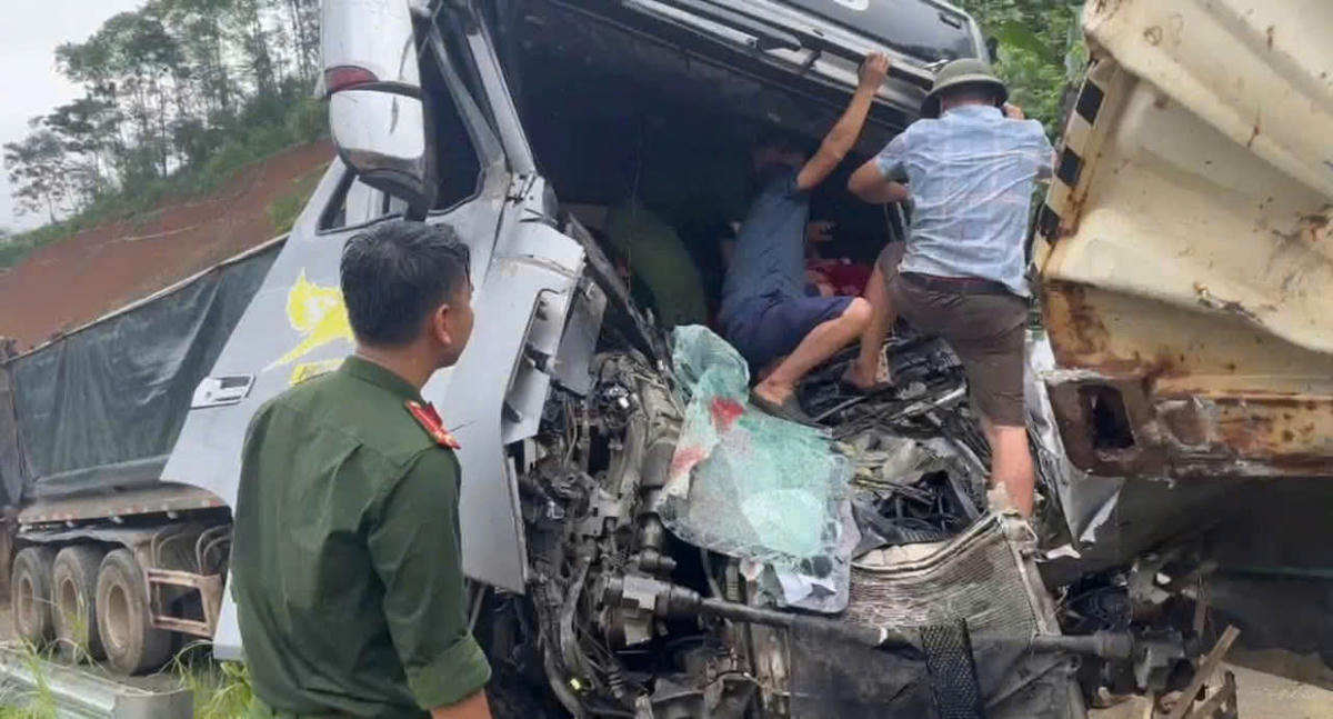 Ngay sau khi nhận tin báo, Công an xã Văn Bàn khẩn trương có mặt tại hiện trường, phối hợp với Đội Chữa cháy và Cứu nạn, cứu hộ khu vực 5, 6 và lực lượng Cảnh sát giao thông triển khai phương án giải cứu nạn nhân. Ảnh: CAX Văn Bàn.