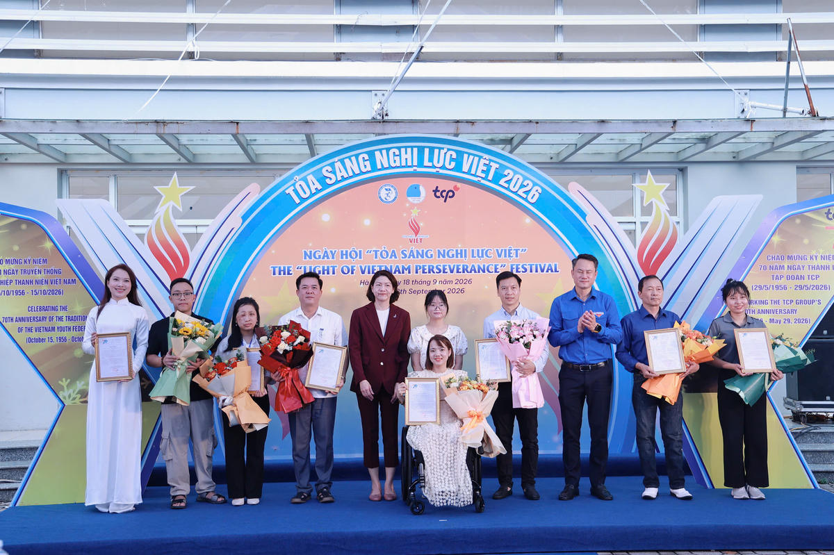 Ban tổ chức tặng hoa nhà tài trợ chương trình. Ảnh: PV