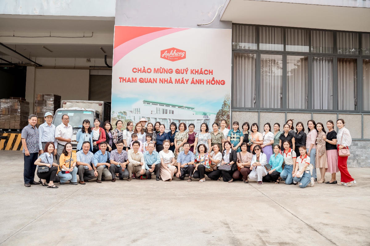Các đoàn khách tham quan nhà máy Ánh Hồng.