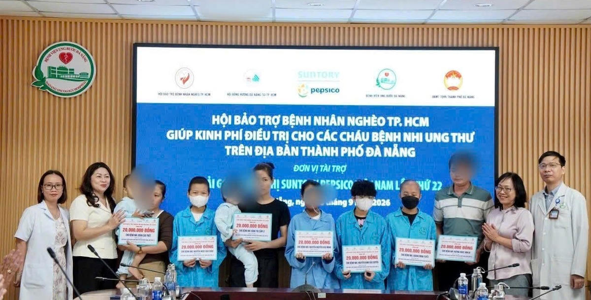 Lãnh đạo Ủy ban MTTQ Việt Nam TP Đà Nẵng cùng các đơn vị trao tặng 14 suất quà cho các bệnh nhi ung thư. Ảnh: TC.