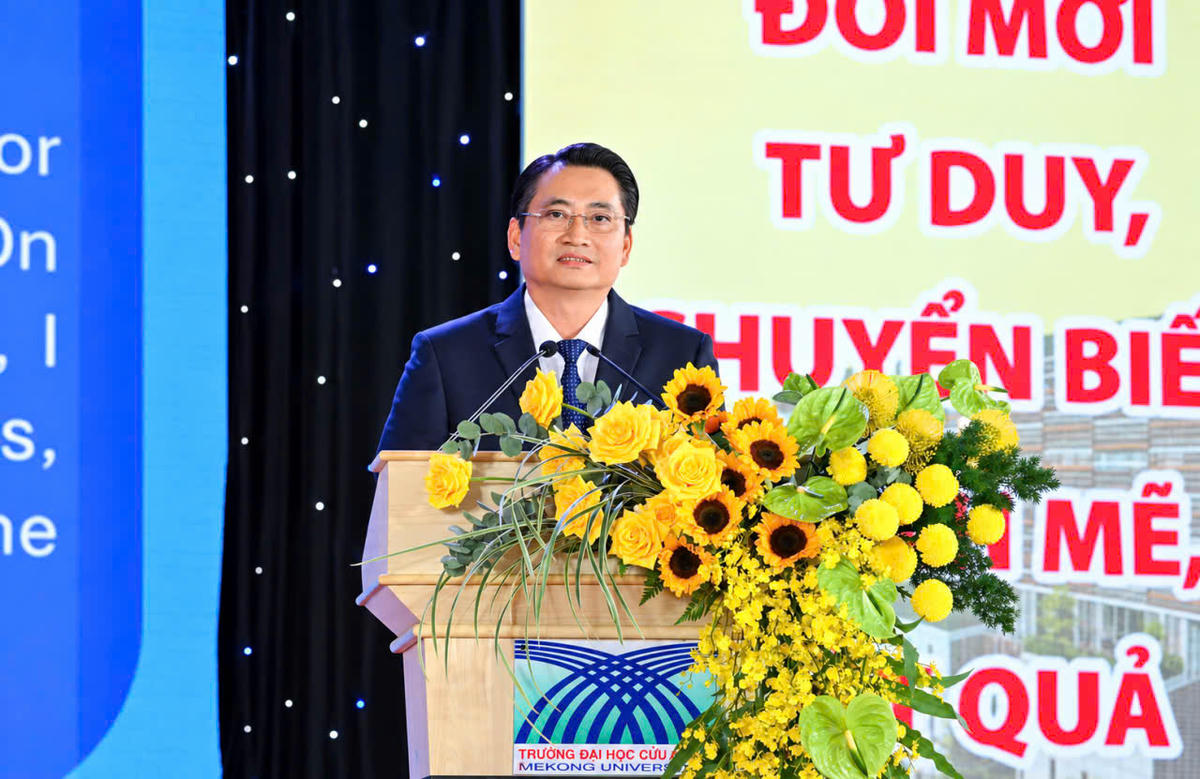Ông Nguyễn Quỳnh Thiện - Phó Chủ tịch UBND tỉnh Vĩnh Long phát biểu tại lễ khai giảng. (Ảnh: Nguyễn Văn Dô).