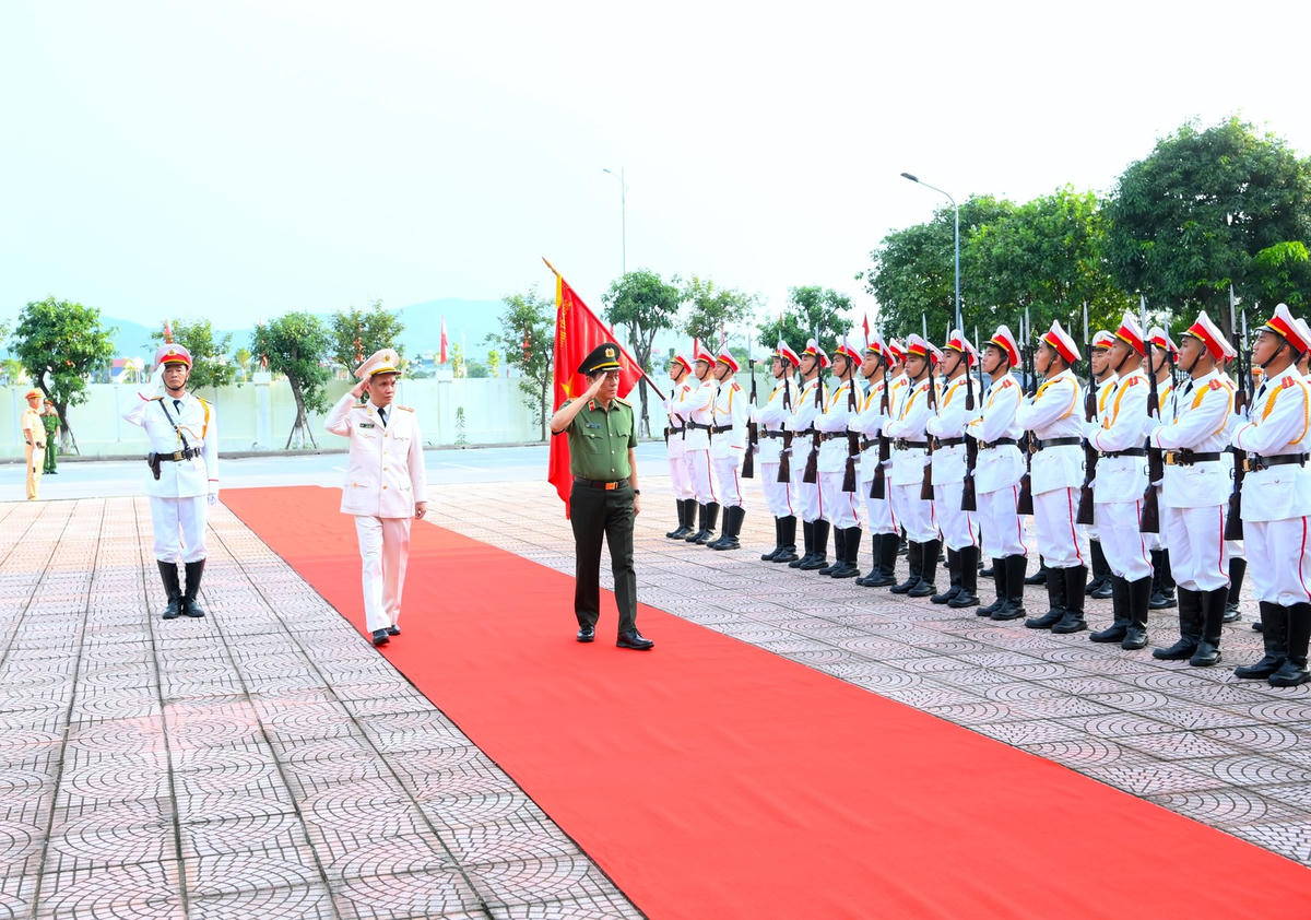 Bộ trưởng Lương Tam Quang duyệt Đội danh dự Công an nhân dân.