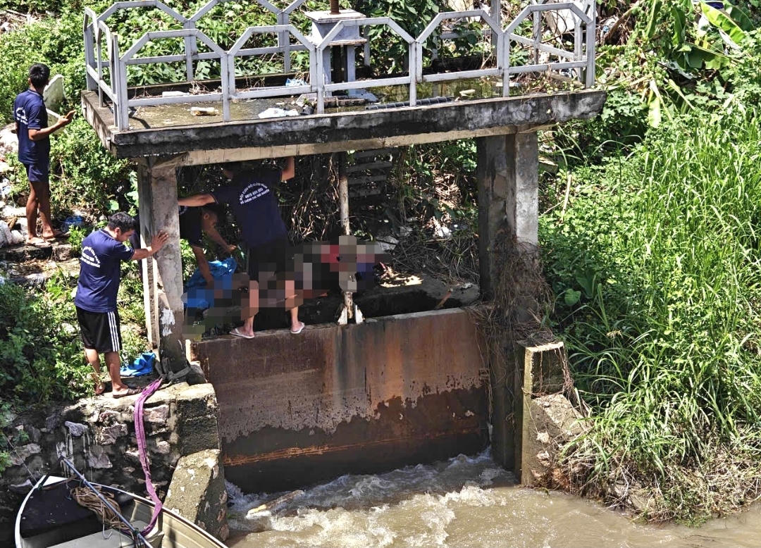 Khoảng 11 giờ 30 phút hôm nay (18/9) lực lượng chức năng đã tìm thấy một thi thể nam giới tại miệng cống cầu Mỏ, phố Viên, phường Đông Ngạc, Hà Nội.