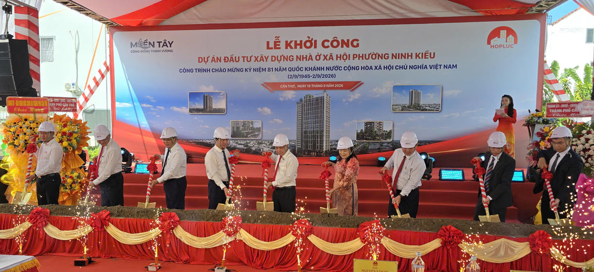 Đại diện lãnh đạo TP Cần Thơ và đơn vị đầu tư thực hiện nghi thức khởi công dự án. Ảnh HT