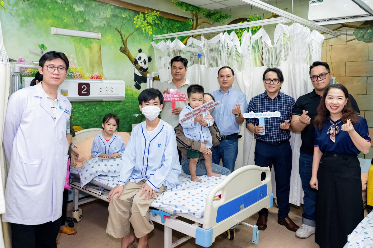 Đại diện công ty Ánh Hồng thăm các trẻ em mổ tim Hạnh Phúc của Sự Sẻ Chia của AHF đồng hành cùng chương trình Vết Sẹo Cuộc Đời tại BV Y Dược TP.HCM
