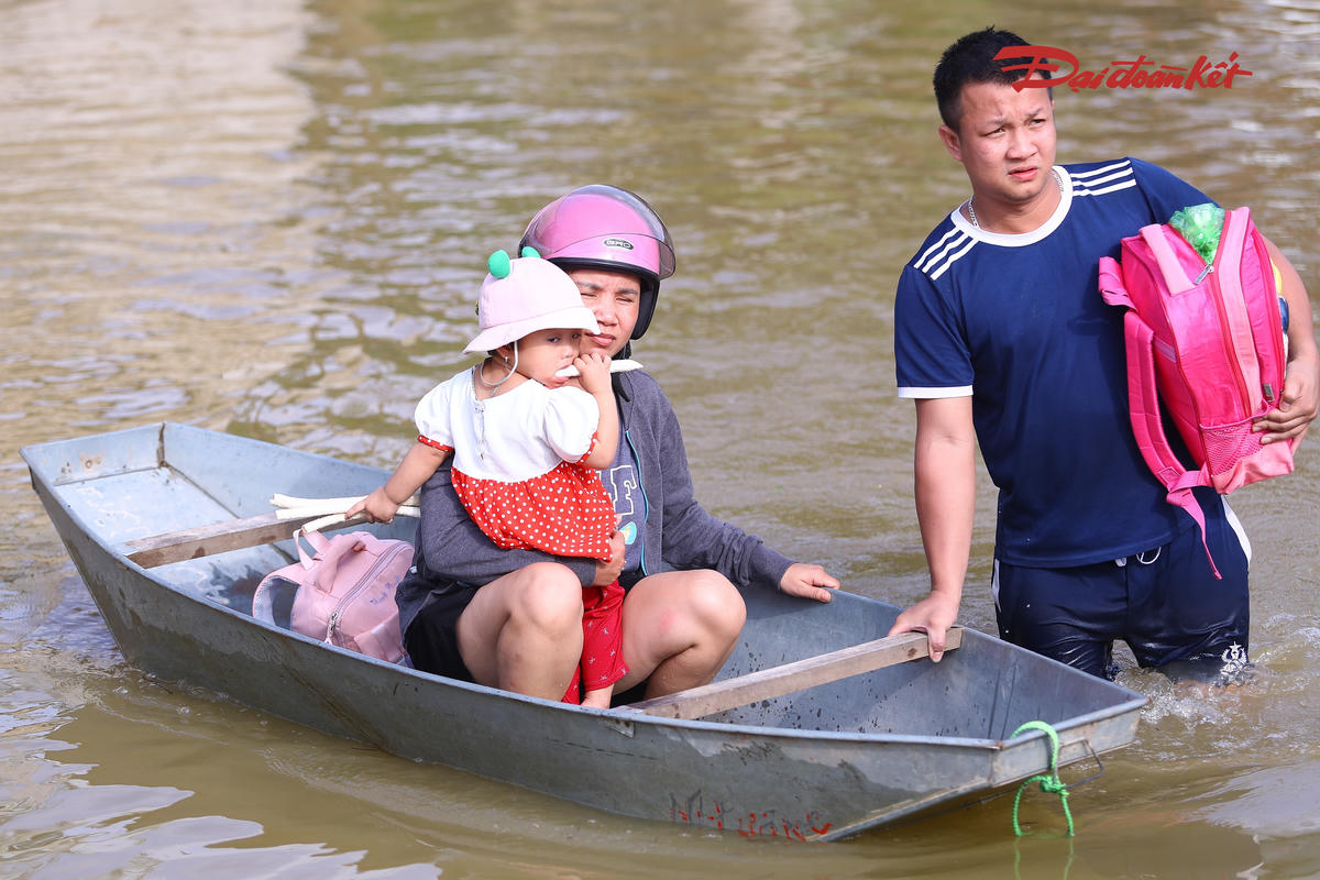 “Sáng nay nước bắt đầu dâng qua đê, đến chiều gia đình tôi phải chuyển sang nhà chị gái để tránh ngập. Tôi vừa đi làm, vừa phải trông con nên nước ngập khiến cuộc sống, sinh hoạt của gia đình bị đảo lộn, đi lại cũng rất khó khăn. Tôi mong tuyến đê được nâng cao hơn, để kể cả khi trong làng bị ngập, người dân vẫn còn đường đê để đi lại, đi làm”, chị Nguyễn Thị Lãi chia sẻ.