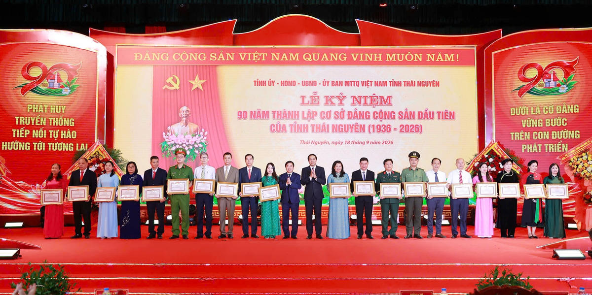 Tỉnh ủy Thái Nguyên tặng bằng khen cho các tập thể, cá nhân xuất sắc.