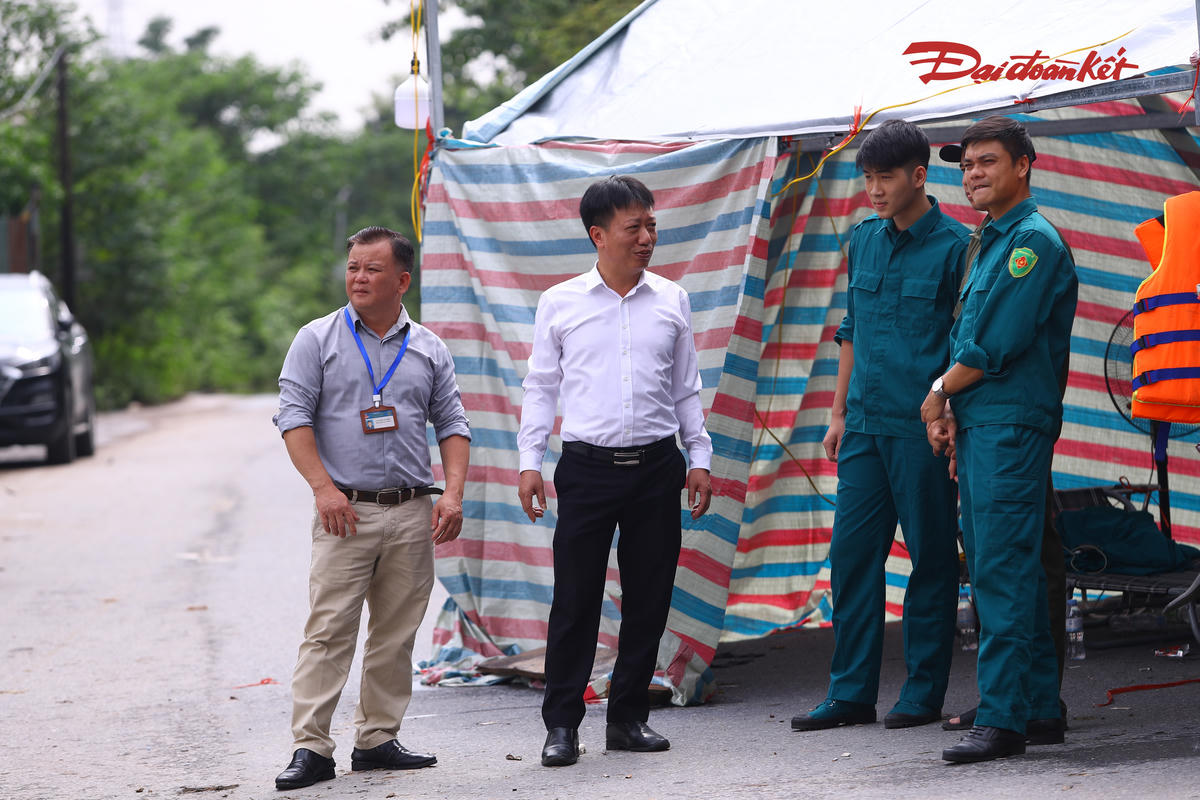 Theo Phó Chủ tịch UBND xã Hưng Đạo, trước diễn biến mưa lũ, ngay sáng 17/9, địa phương đã có văn bản yêu cầu dừng lưu thông qua cầu Đại Thành. Lực lượng công an, quân sự được bố trí trực 24/7 tại khu vực. Chúng tôi yêu cầu lực lượng chức năng thường trực, đồng thời hạn chế người dân di chuyển ra khu vực cầu khi nước lũ dâng cao và không cho người, phương tiện di chuyển qua cầu để đảm bảo an toàn.