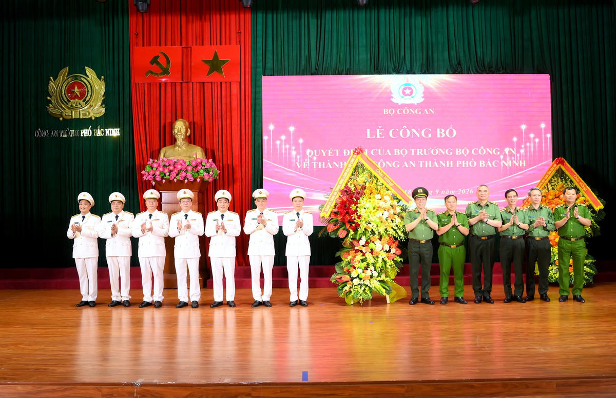 Bộ trưởng Lương Tam Quang trao lẵng hoa của Đảng ủy Công an Trung ương, lãnh đạo Bộ Công an chúc mừng CATP Bắc Ninh.