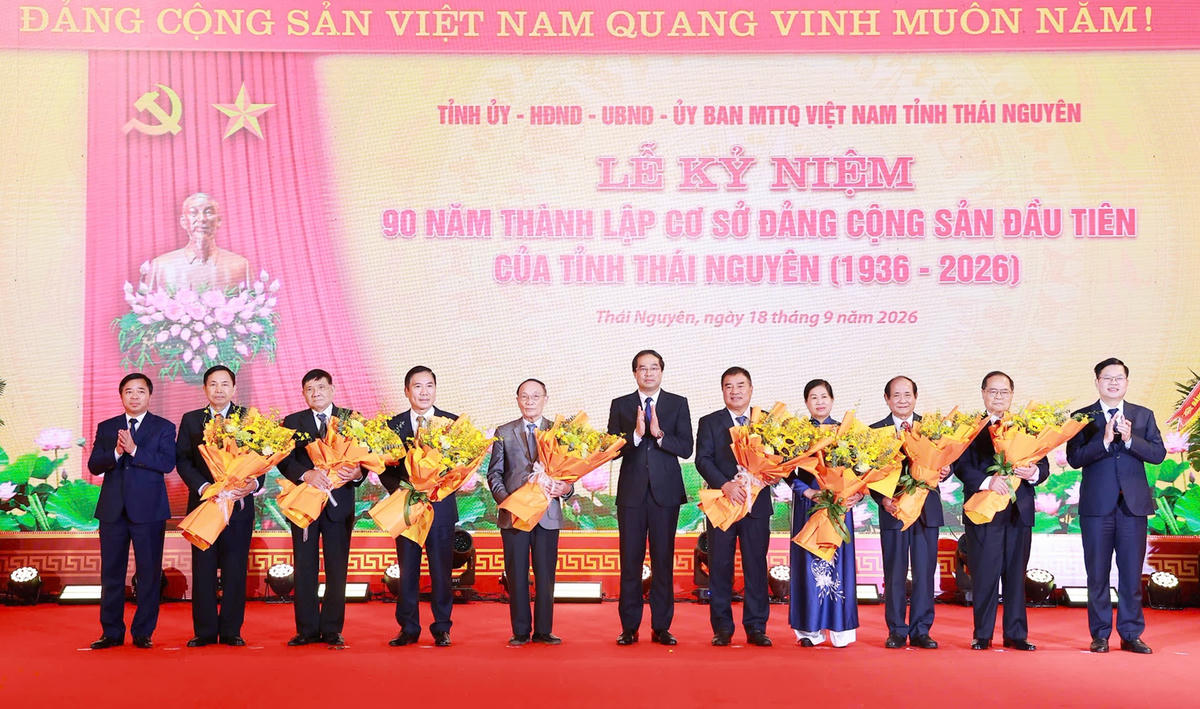 Thường trực Tỉnh ủy Thái Nguyên tặng hoa tri ân các cán bộ lãnh đạo tỉnh Thái Nguyên và Bắc Kạn qua các thời kỳ.