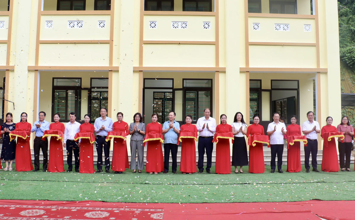 Các đại biểu cắt băng khánh thành công trình trường Tiểu học Vĩnh Quang, xã Lý Bôn - Cao Bằng